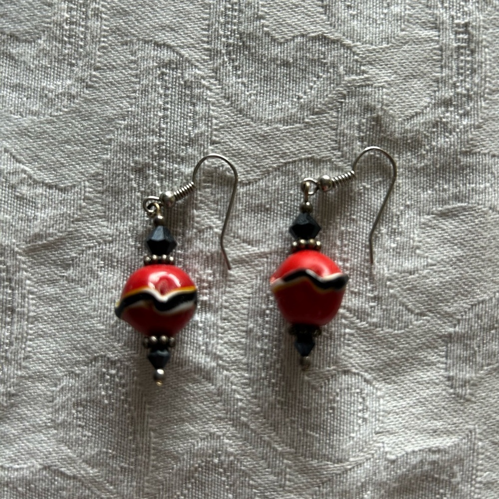 Elegant Black and Red Beaded Necklace Set - Picture 3 of 5